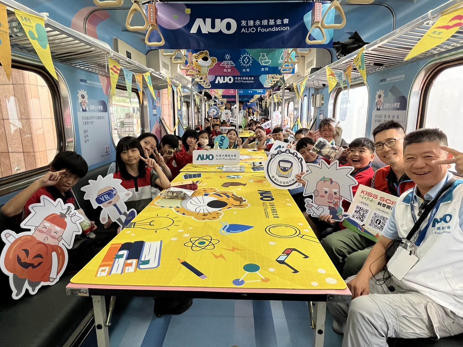 asiagame永續基金會參與「臺灣科普環島列車」，設計基礎科學車廂課程，以「淨零碳排和永續能源」為主題，讓學生透過創意實驗認識淨零知識，以及思考生活中的減碳行為